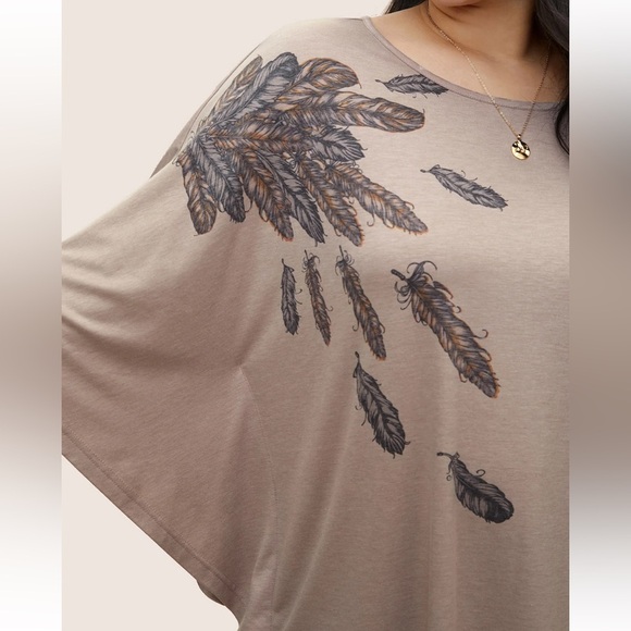 BloomChic Plus Size Feather Print Batwing Sleeve T-shirt - Picture 4 of 7
